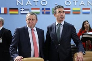 Quyền Bộ trưởng Ngoại giao Ukraine Andriy Deshchytsia và Tổng thư ký NATO Fogh Rasmussen. Nguồn: Reuters