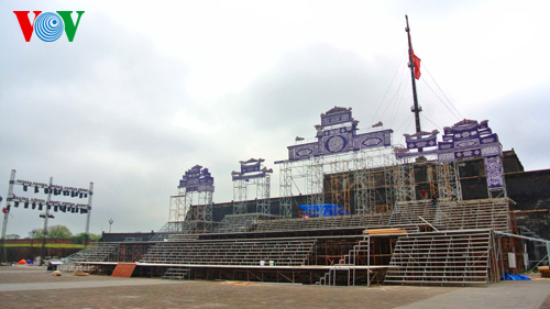 Tại quảng trường Ngọ Môn, công tác chuẩn bị đã được gấp rút hoàn thành. Sân khấu với màu tím chủ đạo, hoành tráng và đẹp mắt.