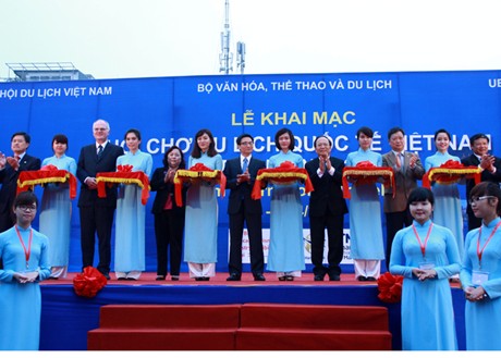 Phó Thủ tướng Vũ Đức Đam cùng lãnh đạo Bộ VHTTDL, Hiệp hội Du lịch Việt Nam... cắt băng khai mạc Hội chợ quốc tế Du lịch Việt Nam 2014, sáng 3-4. Ảnh: Đình Nam