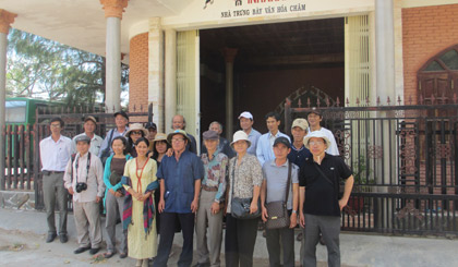 Đoàn văn nghệ sĩ Tiền Giang chụp ảnh lưu miệm tại nhà trưng bày văn hóa Chăm.