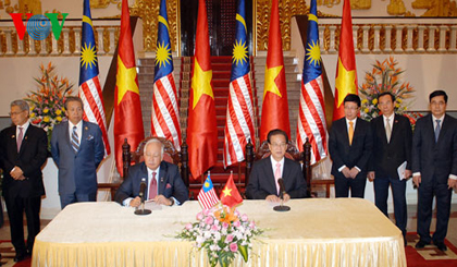 Thủ tướng Nguyễn Tấn Dũng và Thủ tướng Malaysia Najib Tun Razak họp báo sau Hội đàm