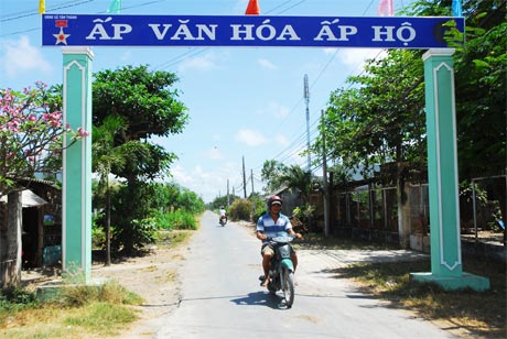 Các tuyến đường nông thôn ở huyện Gò Công Đông được nhựa hóa, dal hóa.
