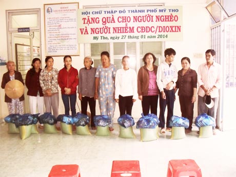 Cô  Lê Mộng Thúy (thứ 2  bên phải)  trực tiếp  tham gia  các hoạt động  từ thiện xã hội.
