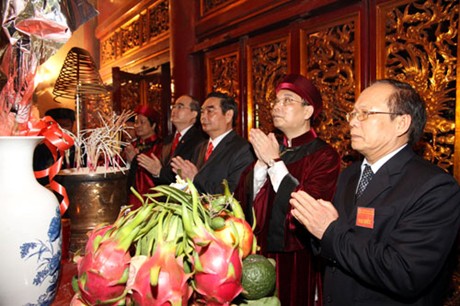 Các đồng chí lãnh đạo Đảng, Nhà nước, MTTQ Việt Nam tưởng nhớ các Vua Hùng.