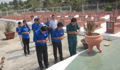 Đoàn viên thanh niên xã Đoàn Bình Ninh quét dọn và thắp hương tại nghĩa trang liệt sỹ xã.