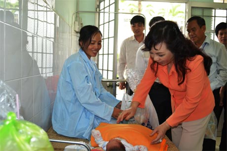 Bà Nguyễn Thị Kim Tiến, Bộ Trưởng Bộ Y tế tặng quà bệnh nhân đang điều trị tại Trung tâm Y tế huyện Chợ Gạo.