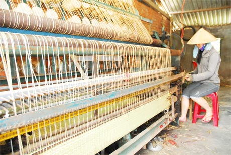 Làng nghề dệt chiếu Long Định ngày càng khan hiếm người trẻ tham gia bảo tồn.