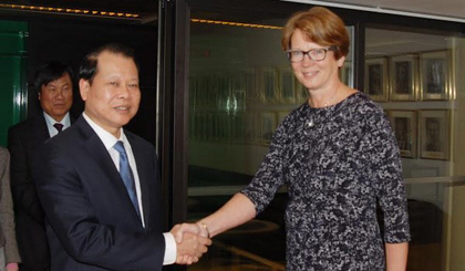 Phó Thủ tướng Vũ Văn Ninh gặp và làm việc với Quyền Thống đốc Ngân hàng Trung ương Thụy Điển Kerstin Af Jochnick. 