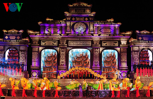 Hơn 8h, tối 10-4, lễ tổng duyệt khai mạc Festival Huế 2014 đã được diễn ra.