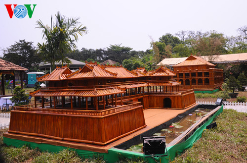 Nhiều mô hình mô phỏng những công trình kiến trúc nổi tiếng của Huế được làm từ trúc cũng đã sẵn sàng phục vụ du khách tới Festival.