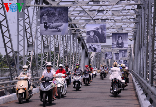Ngoài ra, nhiều bức ảnh chân dung con người Việt Nam cũng được treo trên cầu Trường Tiền hết sức độc đáo.