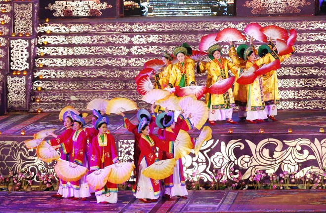 Vũ Phiến – tiết mục múa Cung đình Huế do các nghệ sĩ Nhà hát Nghệ thuật Cung đình Huế biểu diễn.