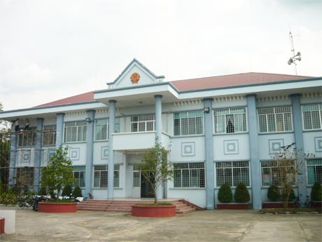 Trụ sở UBND thị trấn Cai Lậy hiện hữu đang được sửa chữa để trở thành trụ sở làm việc của HĐND-UBND huyện Cai Lậy sau khi chia tách thị xã Cai Lậy và huyện Cai Lậy.