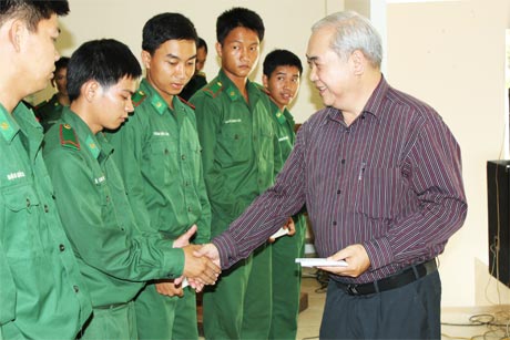 Ông Phạm Văn Hải tặng quà cho cán bộ,  chiến sĩ.