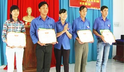 Chị Lê Thị Thanh Nhàn, Bí thư Huyện đoàn trao giải cho các thí sinh.