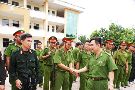 Thượng tá Nguyễn Việt Hùng thăm lớp huấn luyện cảnh sát đặc nhiệm CA tỉnh.