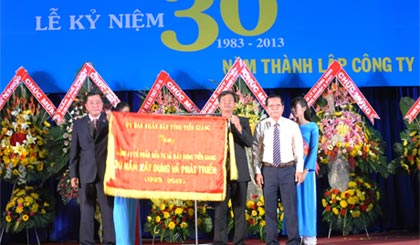Chủ tịch UBND tỉnh trao bức trướng cho lãnh đạo công ty cổ phần Đầu tư - Xây dựng nhân lễ kỷ niệm 30 năm thành lập công ty (