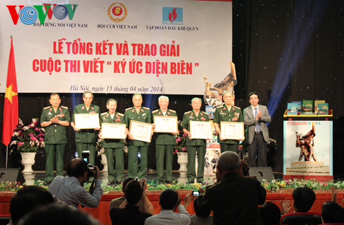  Trao phần thưởng đặc biệt cho 7 tướng lĩnh có bài viết tham dự cuộc thi 