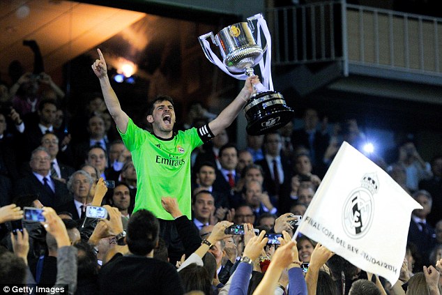 Đội trưởng Casillas nhận chiếc cúp Nhà Vua (Ảnh: Getty Images).