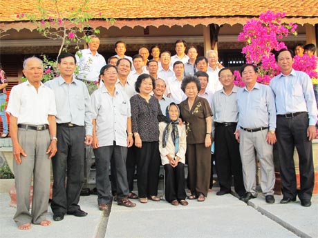 Lãnh đạo các cấp trong tỉnh chụp ảnh lưu niệm cùng bà Nguyễn Ngọc Việt và gia đình nguyên Phó Chủ tịch nước Trương Mỹ Hoa. Ảnh: Nguyễn Hoàng