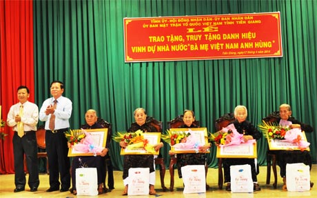 Ông Nguyễn Văn Khang, Chủ tịch UBND tỉnh trao Bằng công nhận danh hiệu Bà mẹ Việt Nam anh hùng cho các mẹ.