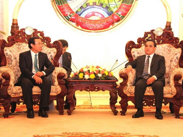 Thủ tướng Lào Thongsinh Thammavong tiếp Chủ nhiệm Văn phòng Chính phủ Việt Nam Nguyễn Văn Nên. (Ảnh: Hoàng Chương/Vietnam+)