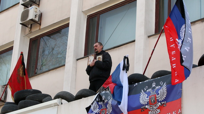   Người biểu tình li khai chiếm tòa nhà chính phủ ở thị trấn Mariupol. Họ khẳng định sẽ không buông vũ khí - Ảnh: AFP