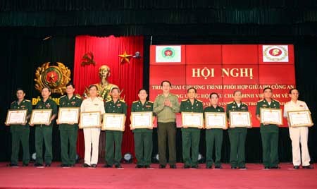 Đại tướng Trần Đại Quang trao Bằng khen cho các tập thể và cá nhân có thành tích xuất sắc trong việc phối hợp vận động toàn dân xây dựng phong trào quần chúng bảo vệ an ninh Tổ quốc.