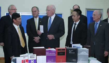 Chủ tịch Thường trực Thượng viện Mỹ Patrick Leahy trong chuyến thăm Việt Nam. 
