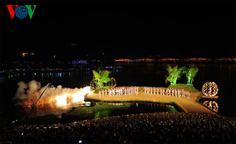 Sân khấu Lễ bế mạc trên dòng sông Hương, lấy phông nền là cầu Trường Tiền được thắp sáng bởi hơn 3.000 ngọn nến.