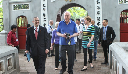 Chủ tịch thường trực Thượng viện Hoa Kỳ Patrick Leahy tham quan Đền Ngọc Sơn (Hà Nội). 