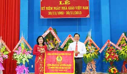 CĐCS Trường THPT Vĩnh Bình đón nhận Cờ thi đua của Tổng LĐLĐ Việt Nam do ông Lưu Nhơn Đức, Chủ tịch CĐGD tỉnh trao. 