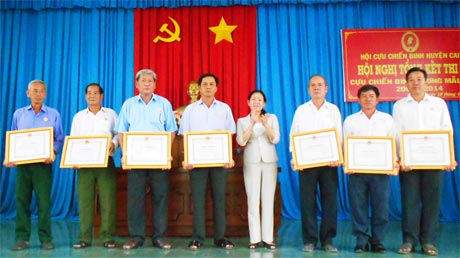 Bà Nguyễn Thị Hồng Tuyến, Phó Bí thư Huyện ủy khen thưởng các tập thể điển hình trong phong trào thi đua “CCB gương mẫu”.