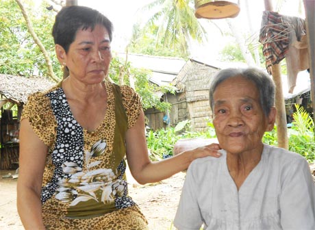 Bà Nguyễn Thị Miêu thăm hỏi một trường hợp khó khăn  trong ấp.