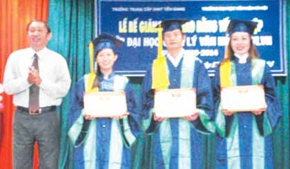Ông Nguyễn Ngọc Minh, Giám đốc Sở VH-TT&DL trao Giấy khen cho sinh viên.