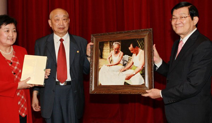Đoàn thân nhân các gia đình cựu cố vấn quân sự Trung Quốc tặng Chủ tịch nước Trương Tấn Sang bức ảnh Chủ tịch Hồ Chí Minh với cố vấn quân sự Trung Quốc trong thời kỳ kháng chiến chống thực dân Pháp. 