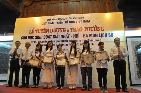 Các đại biểu trao thưởng cho 6 nữ sinh đoạt giải nhất.