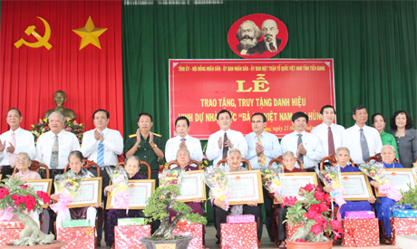 ông Trần Thế Ngọc, Bí thư Tỉnh uỷ đã gắn huy hiệu, trao Bằng công nhận danh hiệu Bà mẹ Việt Nam anh hùng cho các mẹ.