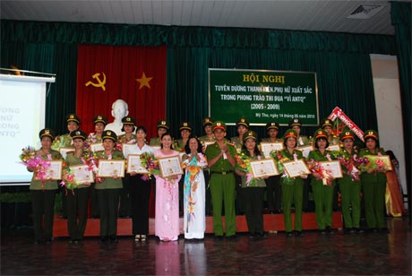 Hội nghị Tuyên dương phụ nữ tiên tiến 5 năm (2005-2009).