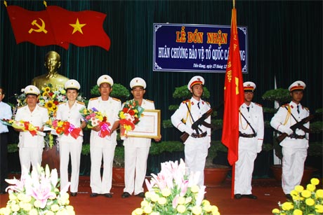 Thượng tá Nguyễn Thị Lan (thứ 2 từ trái sang) cùng Ban Chỉ huy Phòng Tình báo nhận Huân chương Bảo vệ Tổ quốc hạng III do Chủ tịch Nước tặng đơn vị.