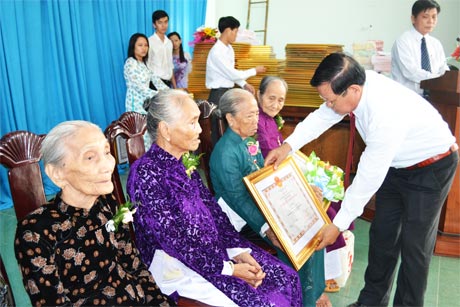 Chủ tịch UBND tỉnh Nguyễn Văn Khang trao Bằng công nhận danh hiệu Bà mẹ Việt Nam anh hùng cho các mẹ.