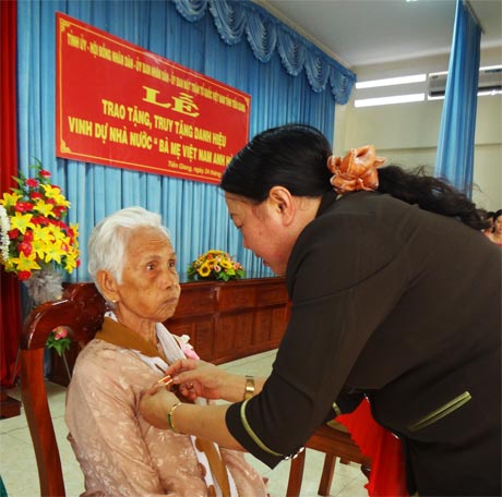 Bà Trần Kim Mai, Phó Chủ tịch thường trực UBND tỉnh gắn Huy hiệu Bà mẹ Việt Nam anh hùng cho các mẹ.