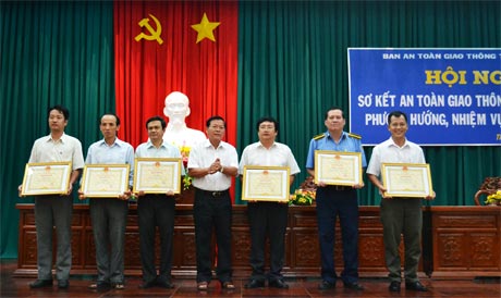 Chủ tịch UBND tỉnh Nguyễn Văn Khang trao Bằng khen cho các tập thể đạt thành tích trong quý I-2014.