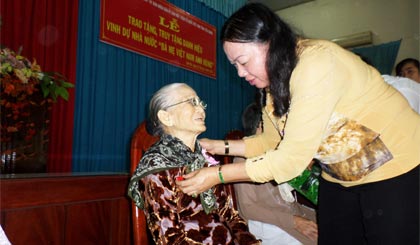  Bà Trần Kim Mai, Phó Chủ tịch Thường trực UBND tỉnh gắn Huy hiệu cho Bà mẹ VNAH.