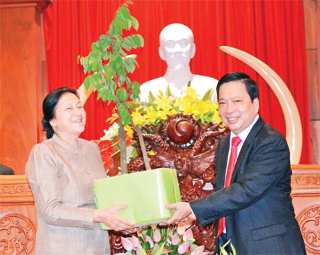 Ông Trần Thế Ngọc, Bí thư Tỉnh ủy tặng quà lưu niệm cho bà Pany Yathotou, Chủ tịch Quốc hội Nước Cộng hòa dân chủ nhân dân Lào.