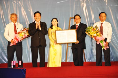 Ông Nguyễn Duy Thăng, Thứ trưởng Bộ Nội vụ trao Nghị quyết 130/NQ-CP của Chính phủ cho lãnh đạo thị xã Cai Lậy và huyện Cai Lậy.