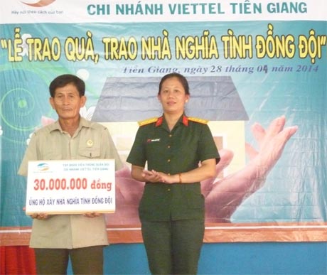 Bà Huỳnh Thị Kiều Trang, Phó Giám đốc Viettel Tiền Giang trao kinh phí xây dựng nhà “Nghĩa tình đồng đội” cho ông Nguyễn Văn Hoàng.