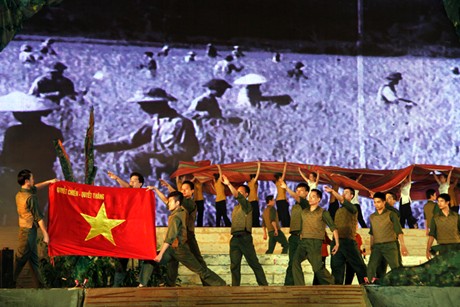 Màn trình diễn cả dân tộc hưởng ứng lời kêu gọi toàn quốc kháng chiến của Chủ tịch Hồ Chí Minh. Ảnh: VGP/Đình Nam