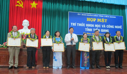 BS. Bùi Văn Nghiêu (thứ hai từ trái qua) tại buổi vinh danh trí thức KH-CN tiêu biểu do UBND tỉnh tổ chức.