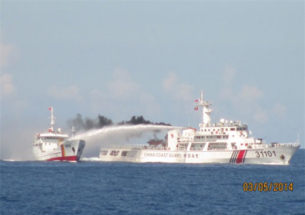 Tàu Trung Quốc phun nước với áp lực cao vào tàu Kiểm ngư Việt Nam (Ảnh: Cục Kiểm ngư)